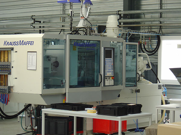 Machine pour les essais et prototypes de moules pour injection plastique